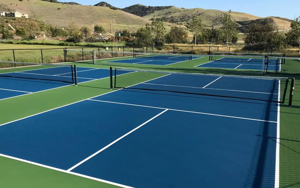 Bề mặt sân phải đảm bảo khô ráo, tránh trơn trượt