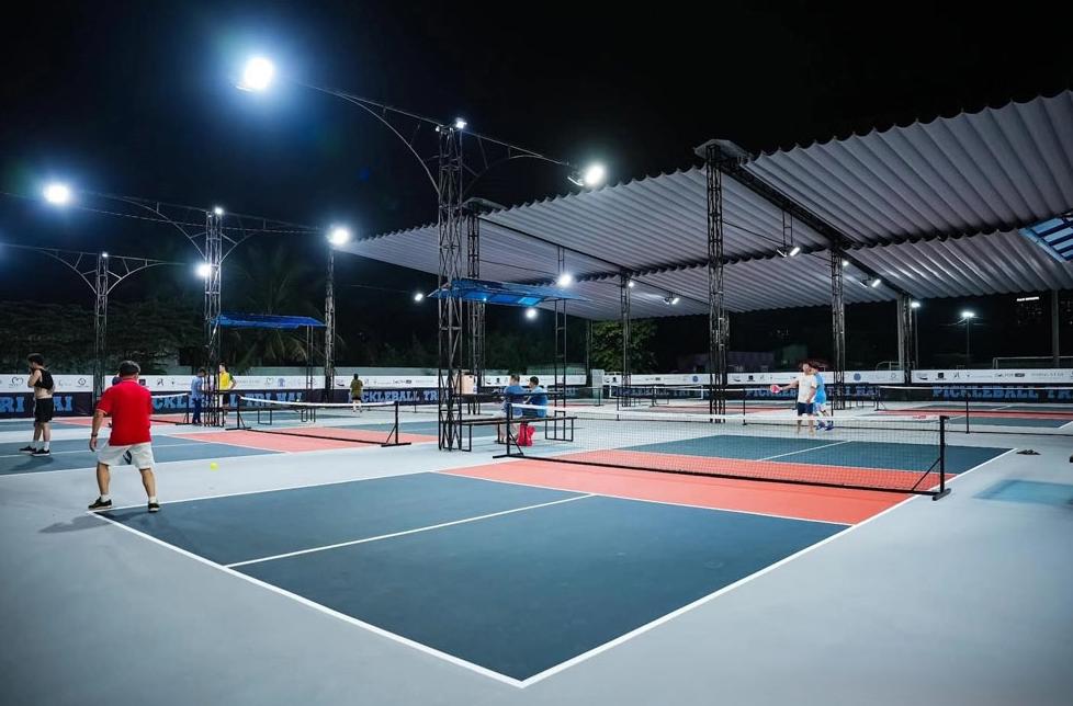 Dù là sân trong nhà hay ngoài trời vẫn phải đảm bảo hệ thống chiếu sáng