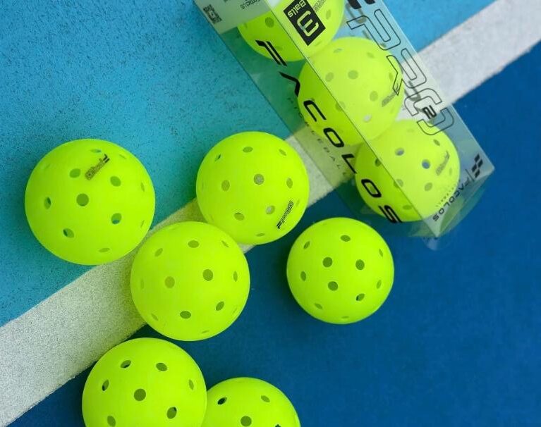 Bóng picklelball thường cứng và có độ nảy cao
