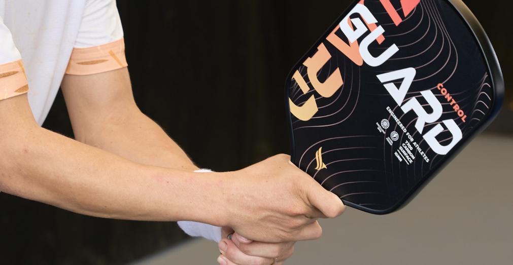 Cách cầm vợt pickleball cho người mới chơi