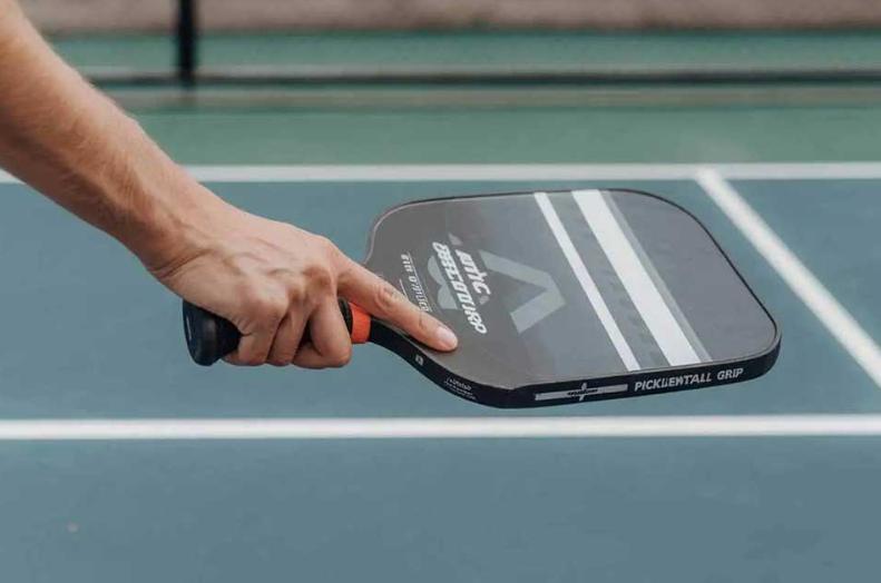 Đặt tay sai vị trí là lỗi thường gặp khi mới tập đánh pickleball