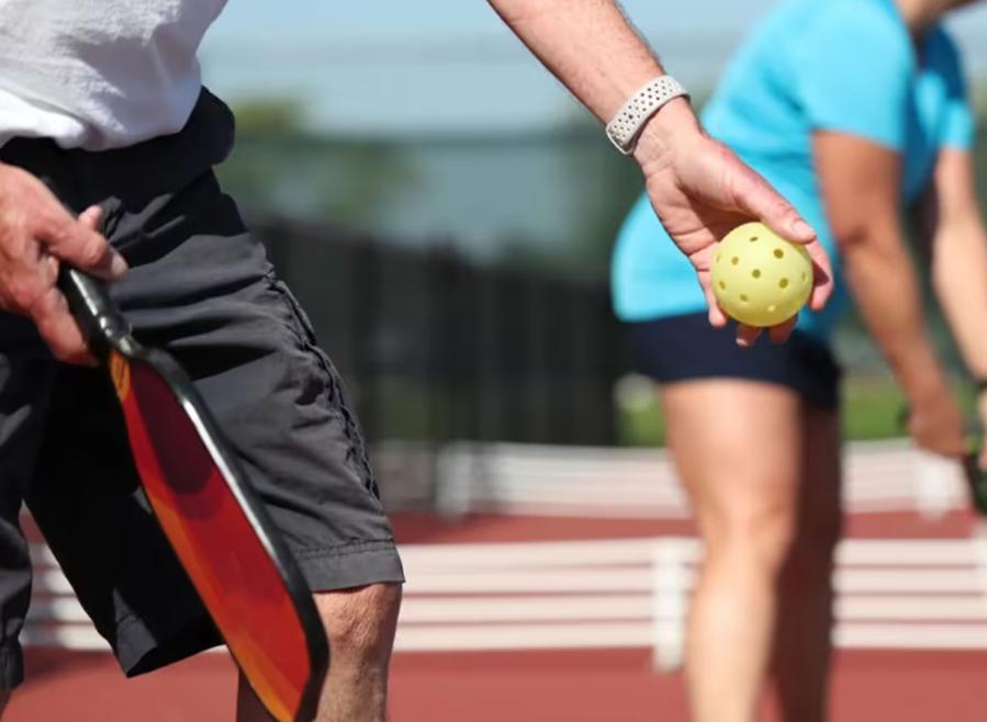 Có 2 kiểu phát bóng pickleball phổ biến