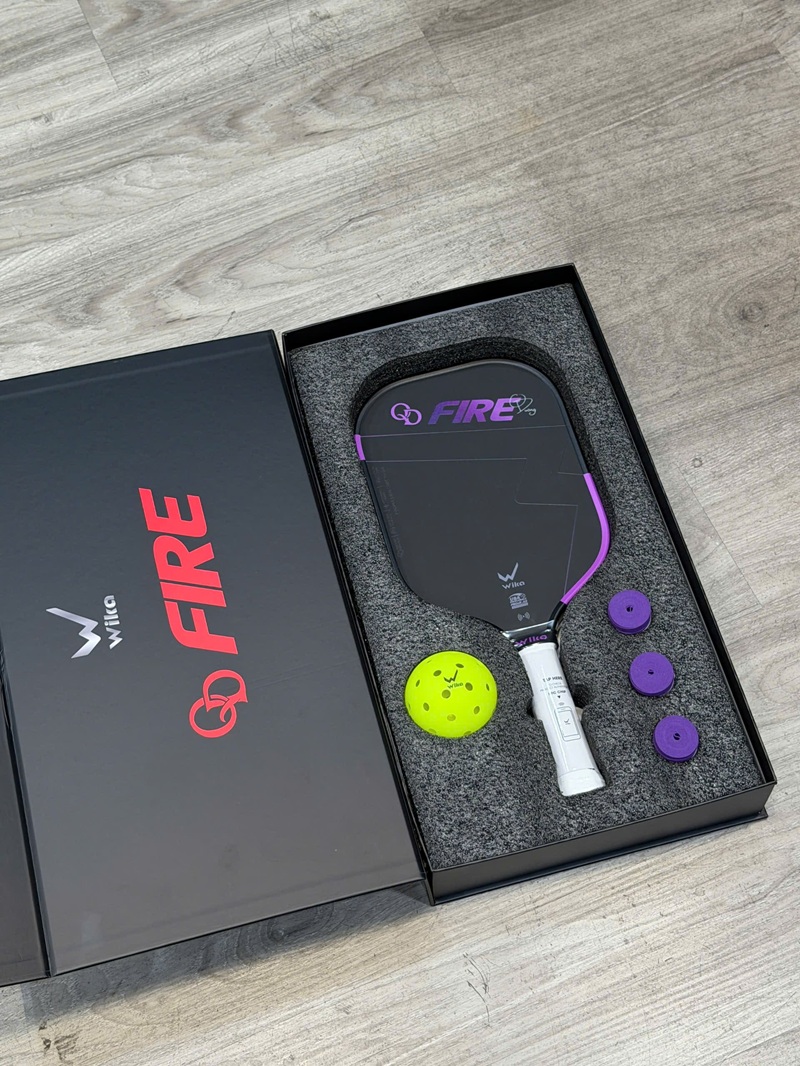 Hệ thống lỗ tổ ong trên mặt vợt được thiết kế với mật độ phân tầng: